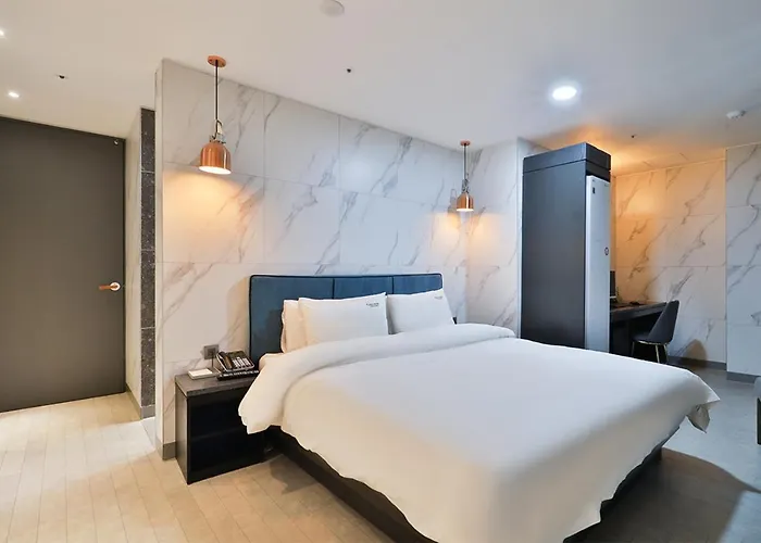 Yuna Business Hotel