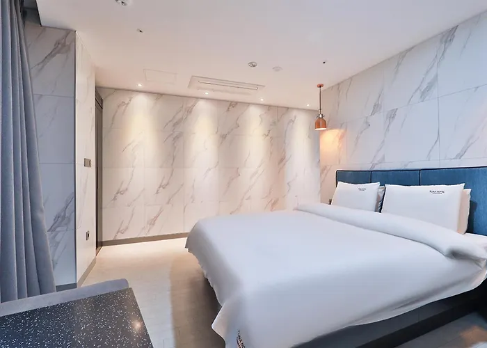 Yuna Business Hotel