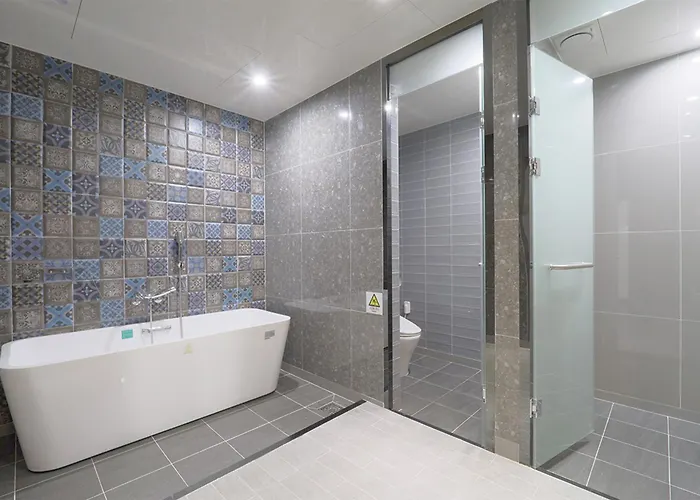 Yuna Business Hotel