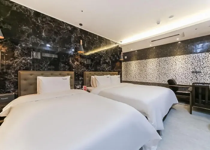 Yuna Business Hotel